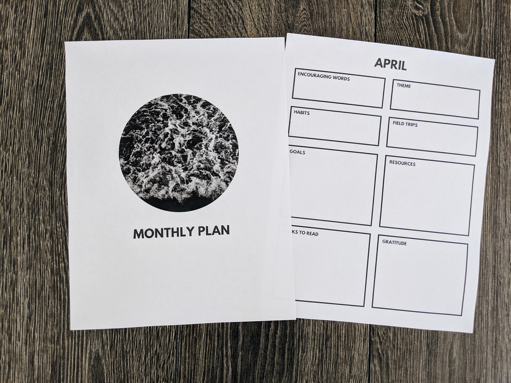 Homeschool Mini Planner - includes monthly planning sheets, weekly record sheets, unit study planner sheets and book lists sheets! Perfect for eclectic and minimal homeschoolers